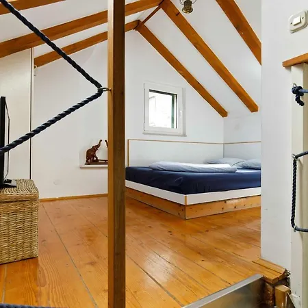 Light House Apartment *